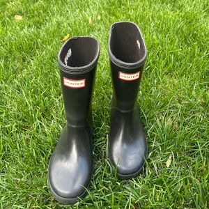 Children’s Black Hunter boots in a size 12